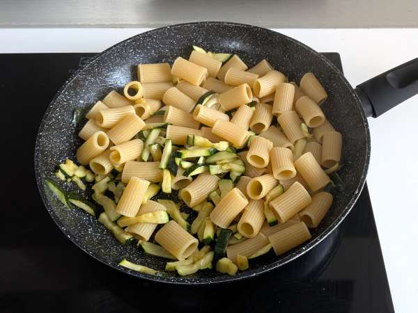 Courgette Carbonara: het gemakkelijk te maken vegetarische recept - Voorbereiding stap 7