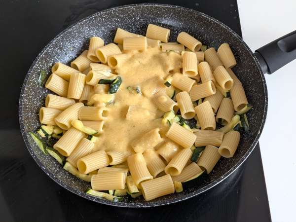 Courgette Carbonara: het gemakkelijk te maken vegetarische recept - Voorbereiding stap 8