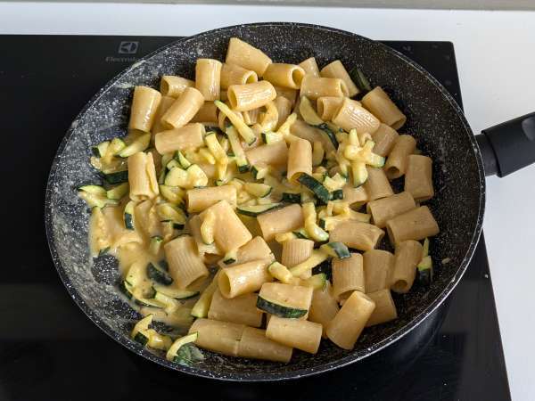 Courgette Carbonara: het gemakkelijk te maken vegetarische recept - Voorbereiding stap 9