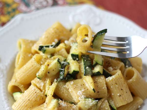 Courgette Carbonara: het gemakkelijk te maken vegetarische recept - Voorbereiding stap 10