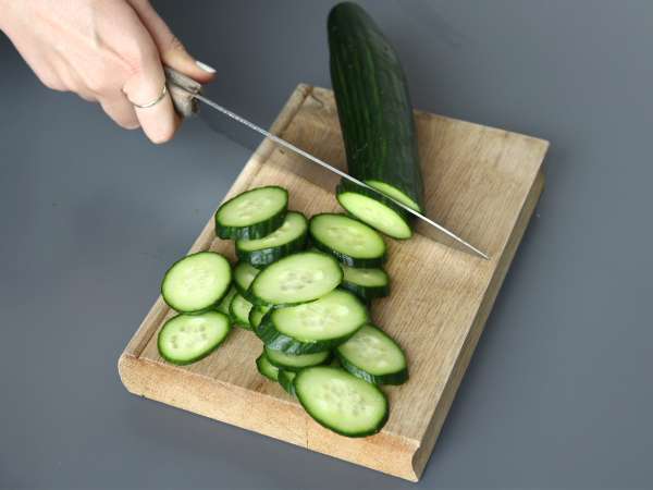 Pikante komkommersalade met pinda's - Voorbereiding stap 1