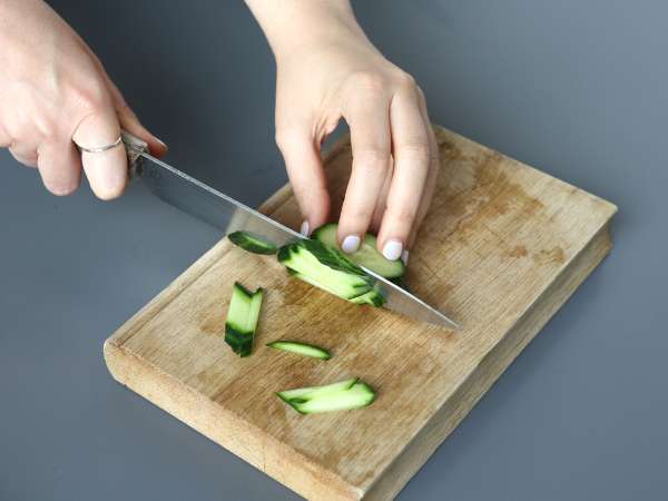 Pikante komkommersalade met pinda's - Voorbereiding stap 2