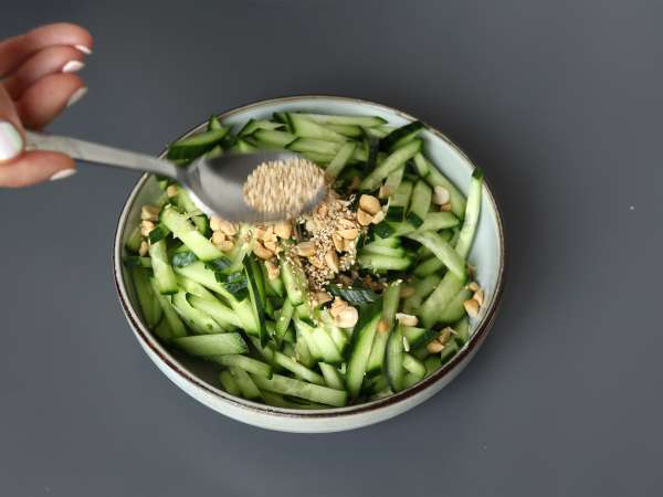 Pikante komkommersalade met pinda's - Voorbereiding stap 3