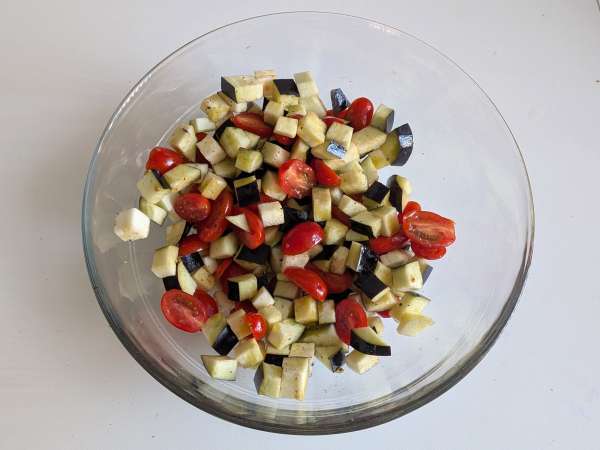 Pasta met auberginecrème en kerstomaatjes: eenvoudig en lekker recept - Voorbereiding stap 1
