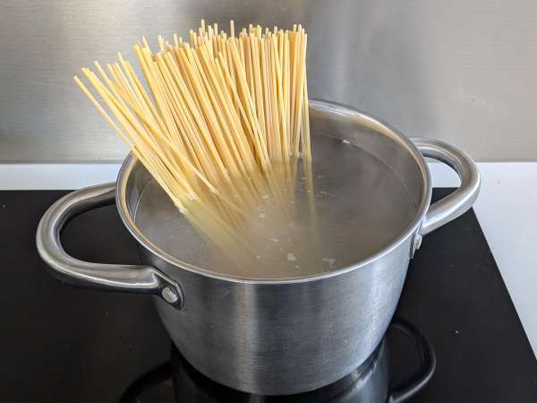 Pasta met auberginecrème en kerstomaatjes: eenvoudig en lekker recept - Voorbereiding stap 5