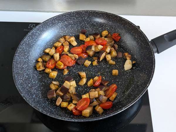 Pasta met auberginecrème en kerstomaatjes: eenvoudig en lekker recept - Voorbereiding stap 6