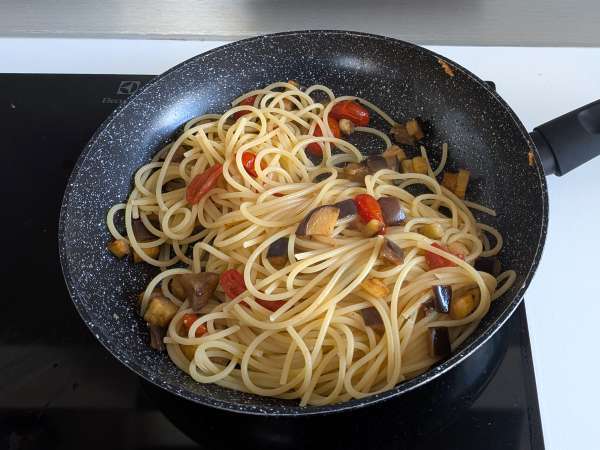 Pasta met auberginecrème en kerstomaatjes: eenvoudig en lekker recept - Voorbereiding stap 7