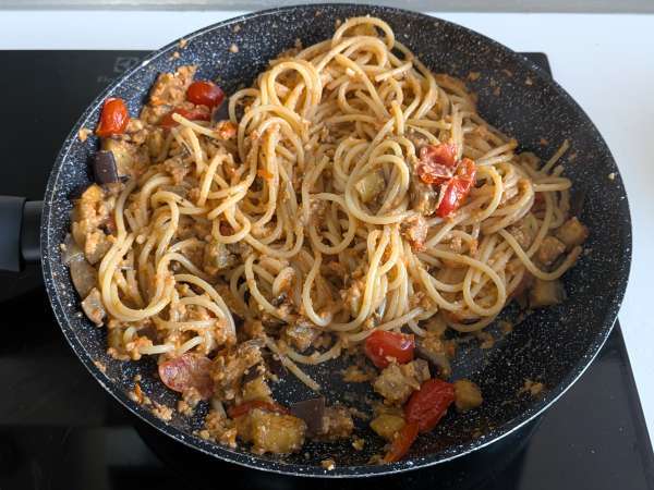 Pasta met auberginecrème en kerstomaatjes: eenvoudig en lekker recept - Voorbereiding stap 8