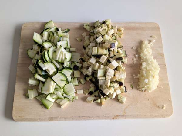 Gebakken vegetarische gevulde paprika's: het makkelijke en lekkere recept met groenten en mozzarella kaas - Voorbereiding stap 2