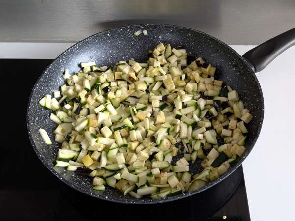 Gebakken vegetarische gevulde paprika's: het makkelijke en lekkere recept met groenten en mozzarella kaas - Voorbereiding stap 3