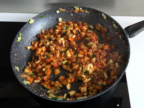Gebakken vegetarische gevulde paprika's: het makkelijke en lekkere recept met groenten en mozzarella kaas - Voorbereiding stap 4