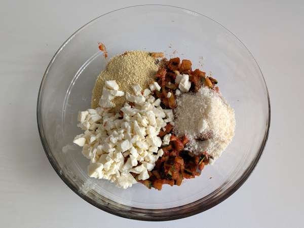 Gebakken vegetarische gevulde paprika's: het makkelijke en lekkere recept met groenten en mozzarella kaas - Voorbereiding stap 5
