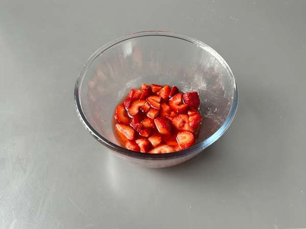 Pavê de morango, het Braziliaanse dessert van aardbeien en gecondenseerde melk dat het best koud kan worden gegeten - Voorbereiding stap 1