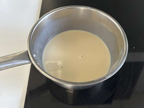 Pavê de morango, het Braziliaanse dessert van aardbeien en gecondenseerde melk dat het best koud kan worden gegeten - Voorbereiding stap 2