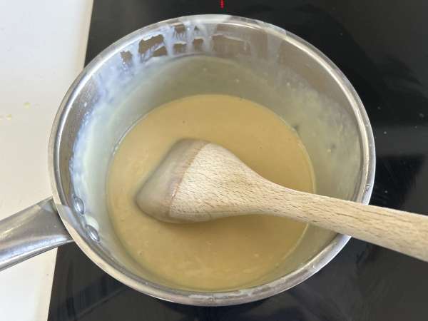 Pavê de morango, het Braziliaanse dessert van aardbeien en gecondenseerde melk dat het best koud kan worden gegeten - Voorbereiding stap 3