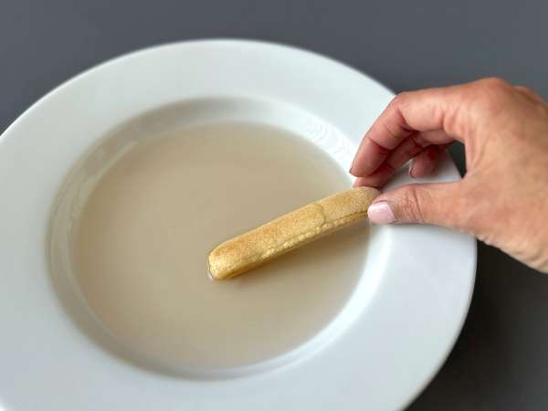 Pavê de morango, het Braziliaanse dessert van aardbeien en gecondenseerde melk dat het best koud kan worden gegeten - Voorbereiding stap 4