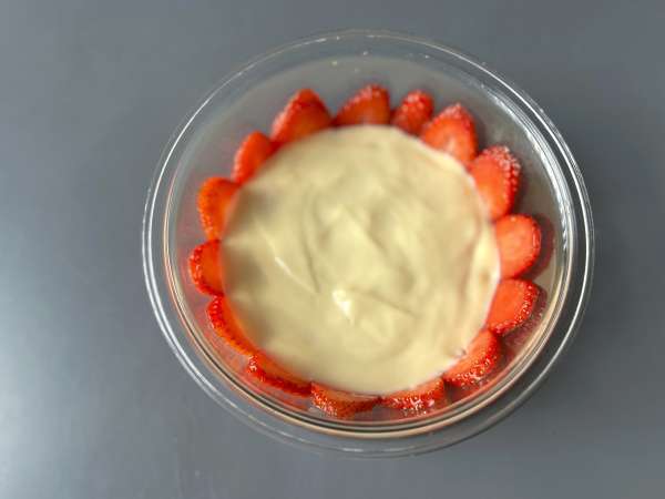 Pavê de morango, het Braziliaanse dessert van aardbeien en gecondenseerde melk dat het best koud kan worden gegeten - Voorbereiding stap 5