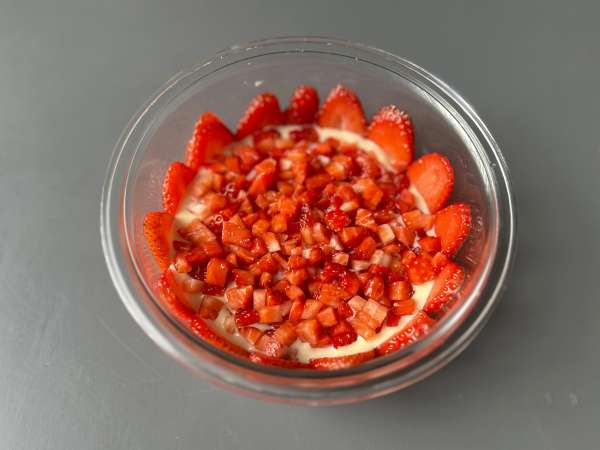 Pavê de morango, het Braziliaanse dessert van aardbeien en gecondenseerde melk dat het best koud kan worden gegeten - Voorbereiding stap 6