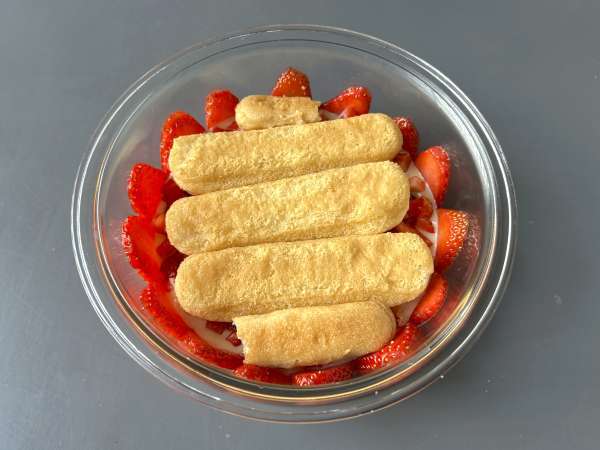 Pavê de morango, het Braziliaanse dessert van aardbeien en gecondenseerde melk dat het best koud kan worden gegeten - Voorbereiding stap 7