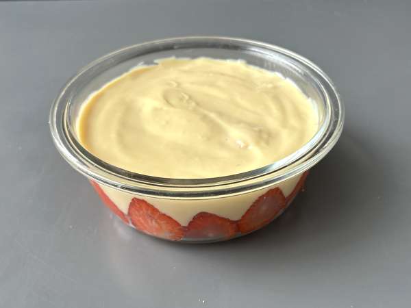 Pavê de morango, het Braziliaanse dessert van aardbeien en gecondenseerde melk dat het best koud kan worden gegeten - Voorbereiding stap 8