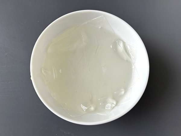 Pavê de morango, het Braziliaanse dessert van aardbeien en gecondenseerde melk dat het best koud kan worden gegeten - Voorbereiding stap 9
