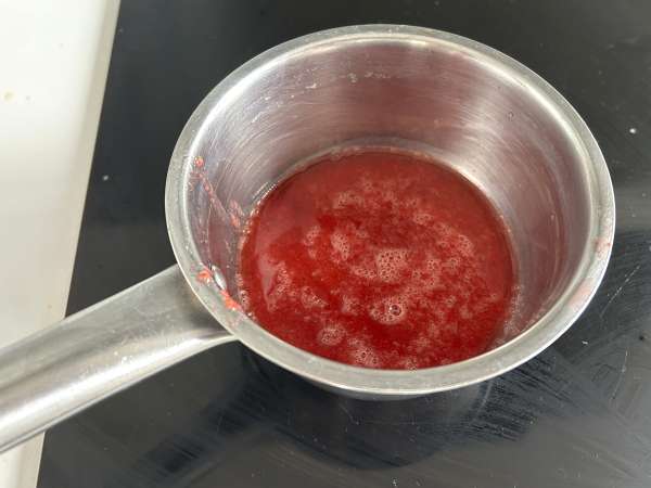 Pavê de morango, het Braziliaanse dessert van aardbeien en gecondenseerde melk dat het best koud kan worden gegeten - Voorbereiding stap 10