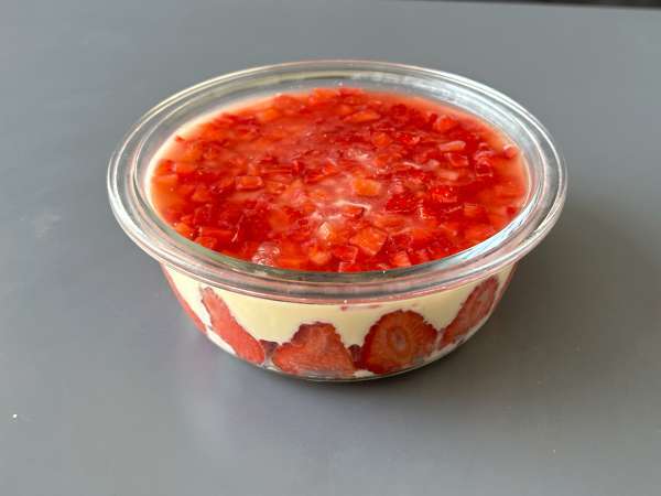 Pavê de morango, het Braziliaanse dessert van aardbeien en gecondenseerde melk dat het best koud kan worden gegeten - Voorbereiding stap 11