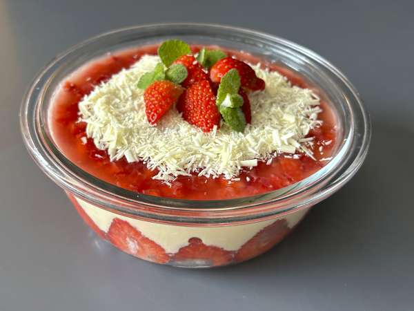 Pavê de morango, het Braziliaanse dessert van aardbeien en gecondenseerde melk dat het best koud kan worden gegeten - Voorbereiding stap 12