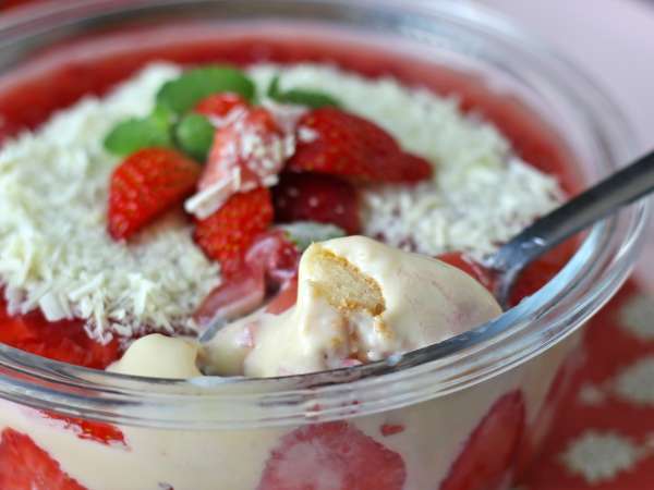 Pavê de morango, het Braziliaanse dessert van aardbeien en gecondenseerde melk dat het best koud kan worden gegeten - Voorbereiding stap 13