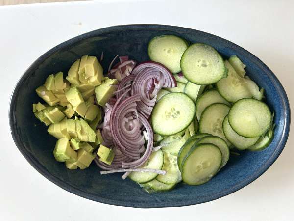 Salade van komkommer, geroosterde kikkererwten, avocado en feta - Voorbereiding stap 2