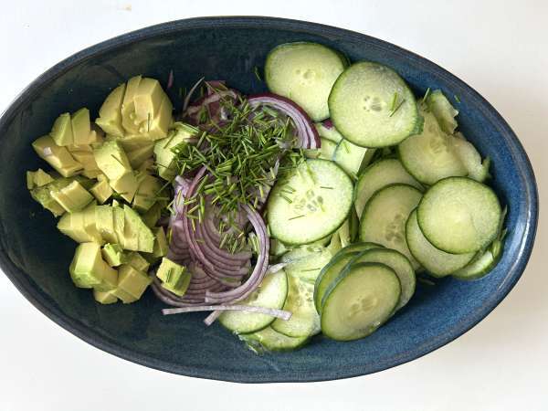 Salade van komkommer, geroosterde kikkererwten, avocado en feta - Voorbereiding stap 3