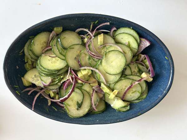 Salade van komkommer, geroosterde kikkererwten, avocado en feta - Voorbereiding stap 5