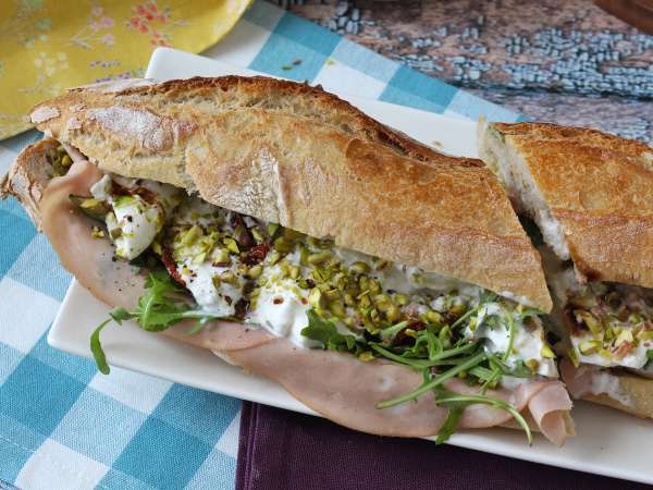 Italiaanse sandwich met mortadella en burrata kaas - Voorbereiding stap 7