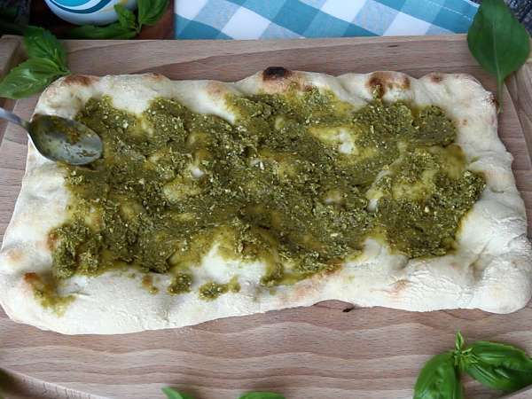 Pinsa met pesto en mortadella, klaar in 10 minuten! - Voorbereiding stap 2