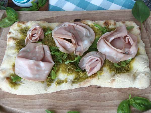 Pinsa met pesto en mortadella, klaar in 10 minuten! - Voorbereiding stap 4