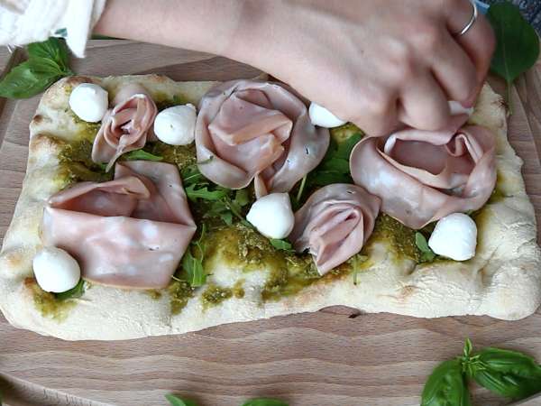 Pinsa met pesto en mortadella, klaar in 10 minuten! - Voorbereiding stap 5