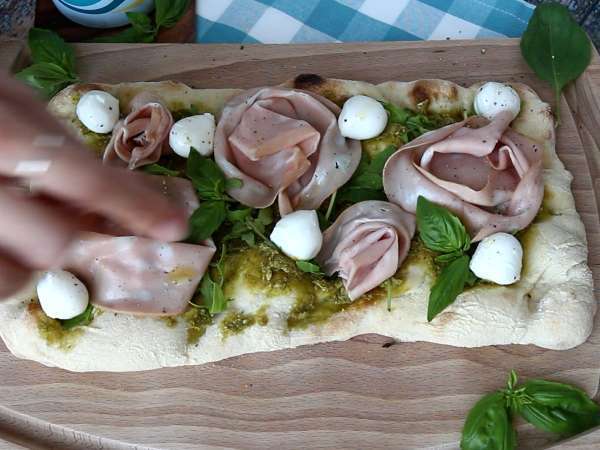 Pinsa met pesto en mortadella, klaar in 10 minuten! - Voorbereiding stap 6