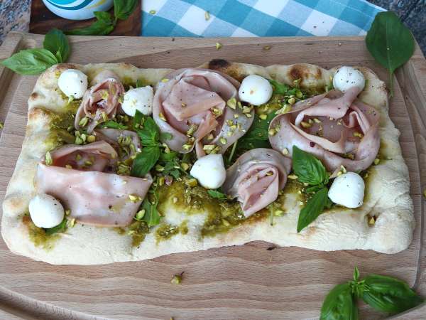 Pinsa met pesto en mortadella, klaar in 10 minuten! - Voorbereiding stap 7