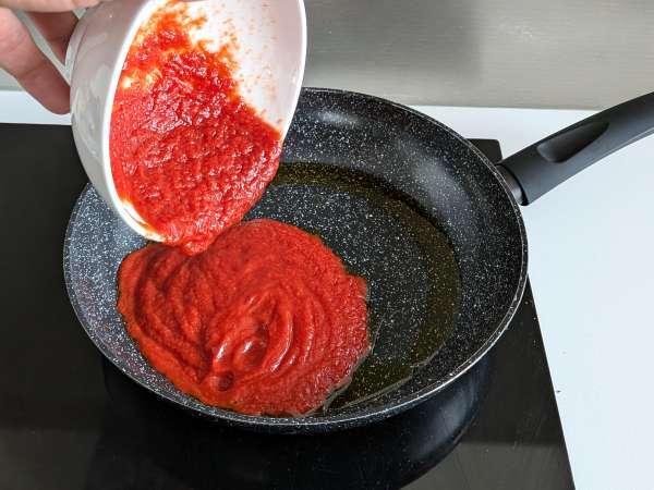 Pasta met stracciatella en romige tomaat: het voorgerecht klaar in 10 minuten - Voorbereiding stap 1