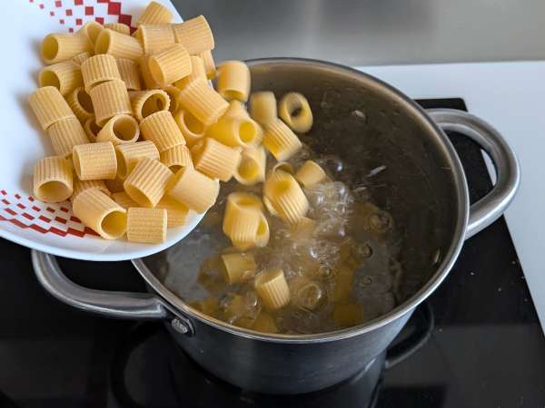 Pasta met stracciatella en romige tomaat: het voorgerecht klaar in 10 minuten - Voorbereiding stap 3
