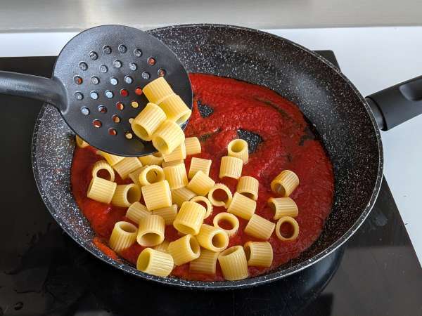 Pasta met stracciatella en romige tomaat: het voorgerecht klaar in 10 minuten - Voorbereiding stap 4