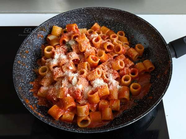 Pasta met stracciatella en romige tomaat: het voorgerecht klaar in 10 minuten - Voorbereiding stap 5