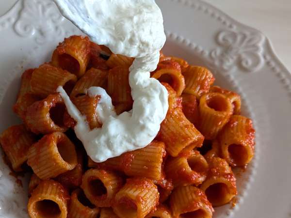 Pasta met stracciatella en romige tomaat: het voorgerecht klaar in 10 minuten - Voorbereiding stap 6