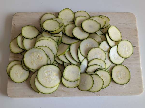 Pasta met courgette en knapperig spek: een eenvoudig recept voor lunch en avondeten - Voorbereiding stap 1