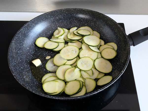 Pasta met courgette en knapperig spek: een eenvoudig recept voor lunch en avondeten - Voorbereiding stap 2