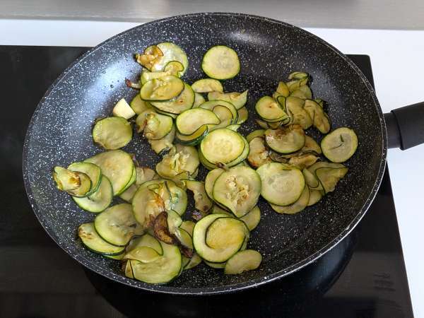 Pasta met courgette en knapperig spek: een eenvoudig recept voor lunch en avondeten - Voorbereiding stap 3