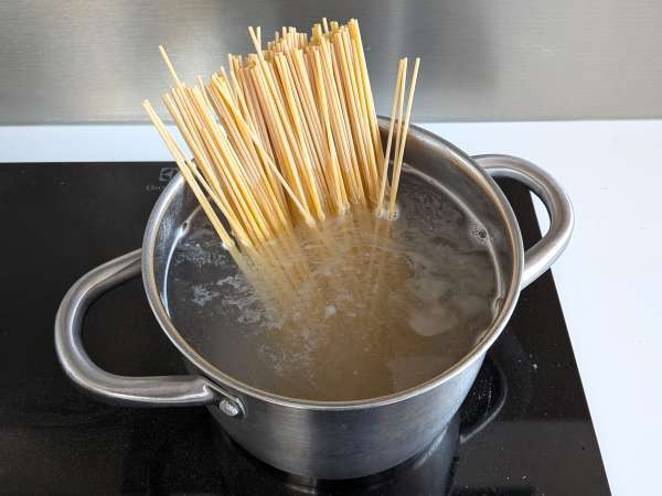 Pasta met courgette en knapperig spek: een eenvoudig recept voor lunch en avondeten - Voorbereiding stap 4
