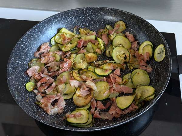 Pasta met courgette en knapperig spek: een eenvoudig recept voor lunch en avondeten - Voorbereiding stap 6