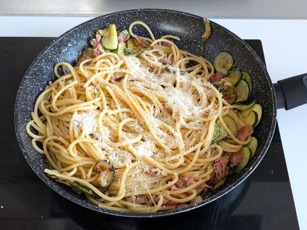 Pasta met courgette en knapperig spek: een eenvoudig recept voor lunch en avondeten - Voorbereiding stap 7