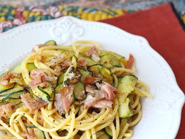 Pasta met courgette en knapperig spek: een eenvoudig recept voor lunch en avondeten - Voorbereiding stap 8